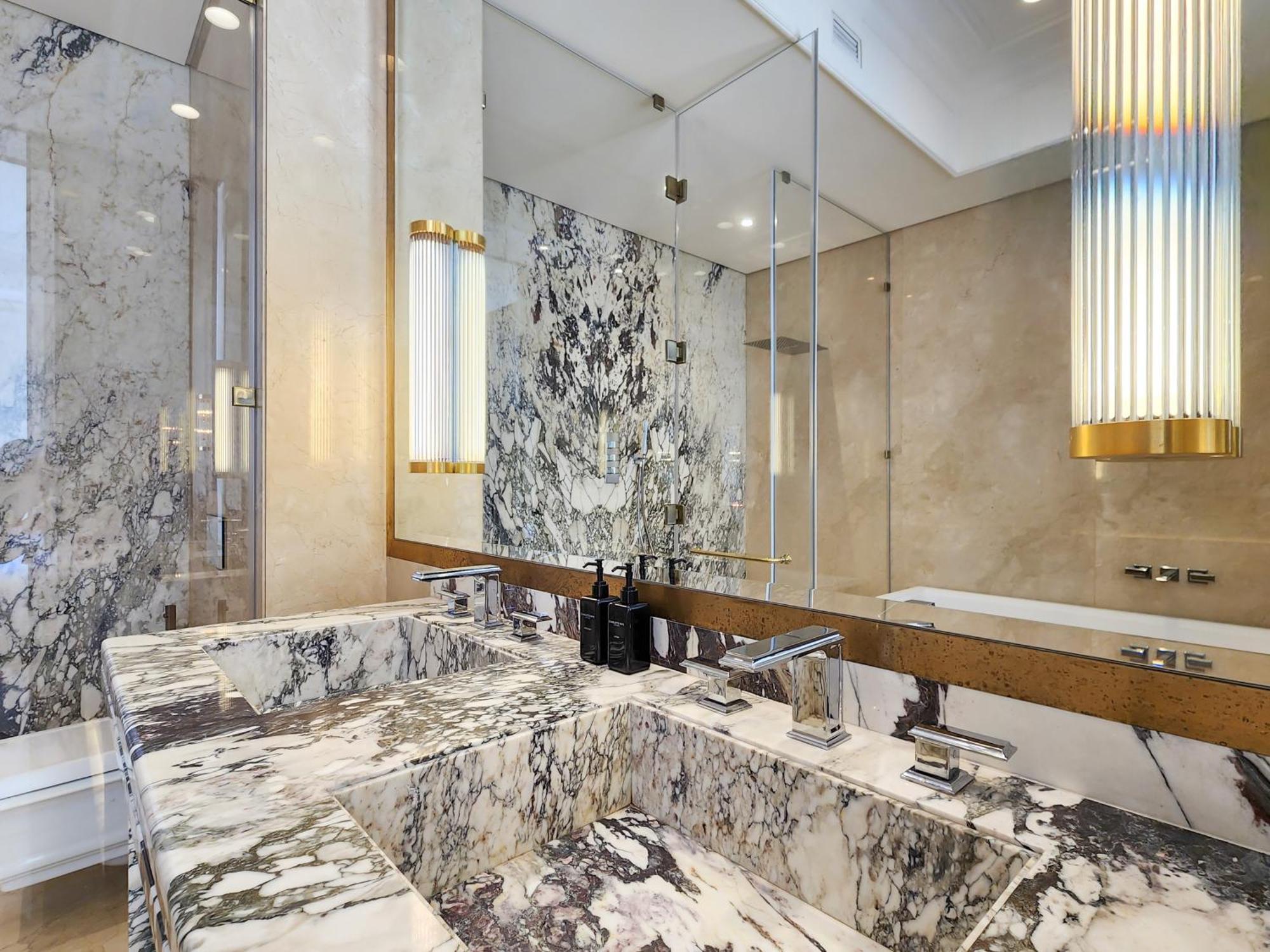Aurum Presidential Penthouse *